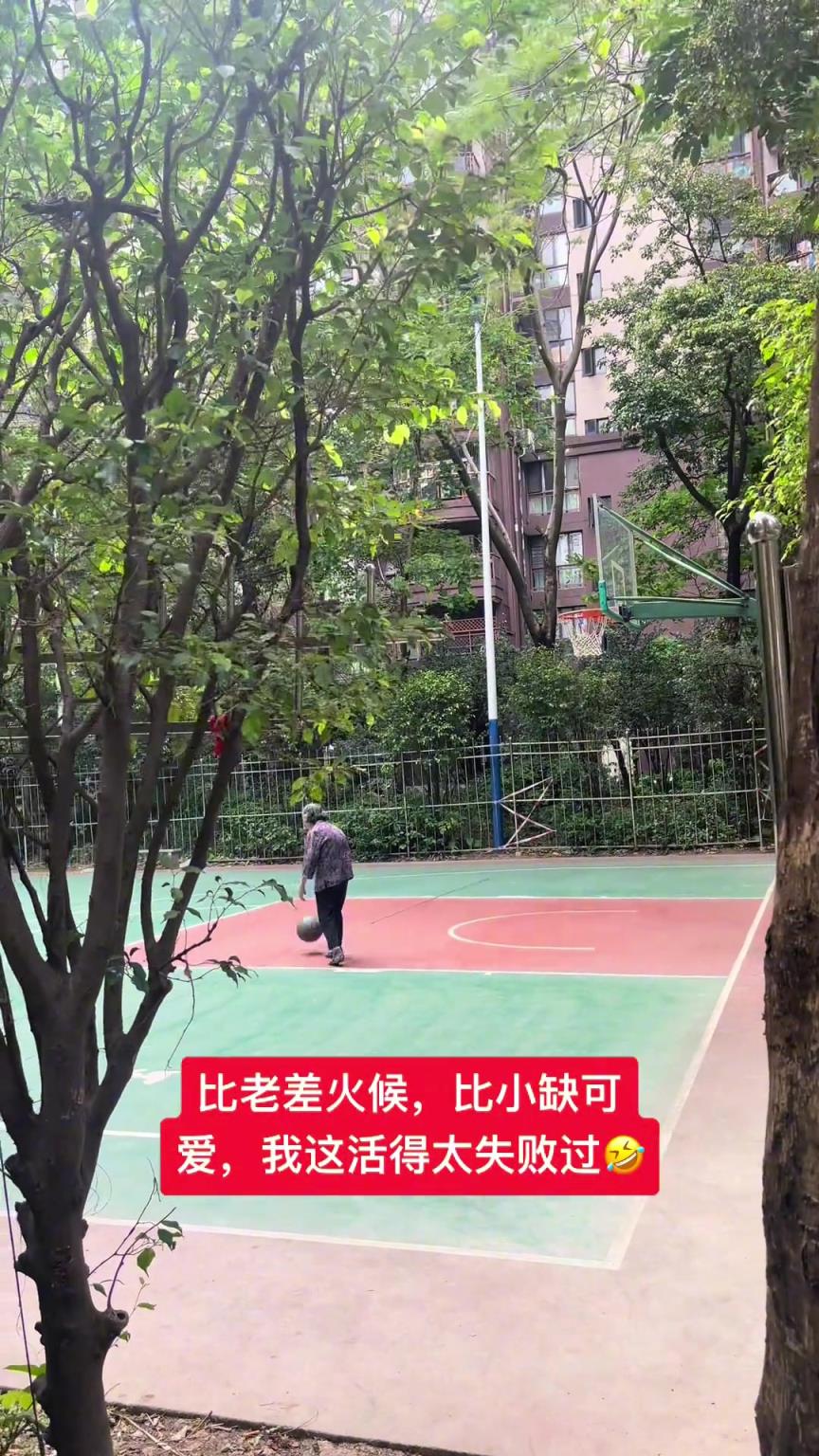 這阿婆單手一投一個(gè)準(zhǔn)，姜還是老的辣