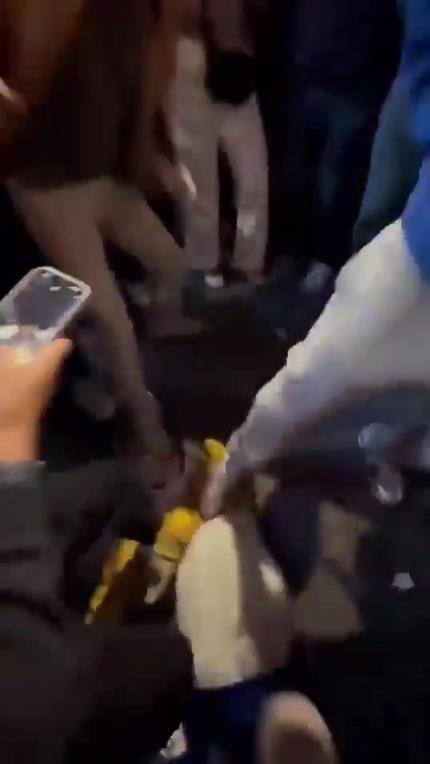驚！尼克斯大勝步行者后，哈利伯頓遭主場(chǎng)球迷群毆
