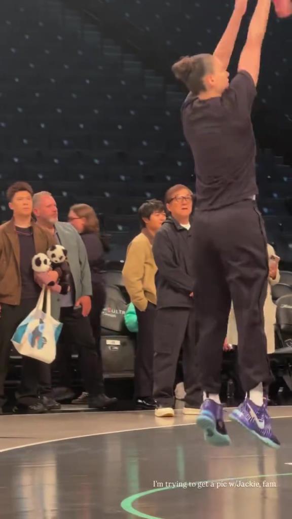 71歲成龍現(xiàn)身巴克萊中心看女籃比賽：她們投籃怎么那么準(zhǔn)?。。?>
                                <div   id=