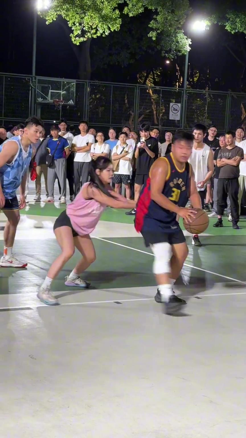 這哥們看見防自己的是女生，一個(gè)勁背打，球也不傳了